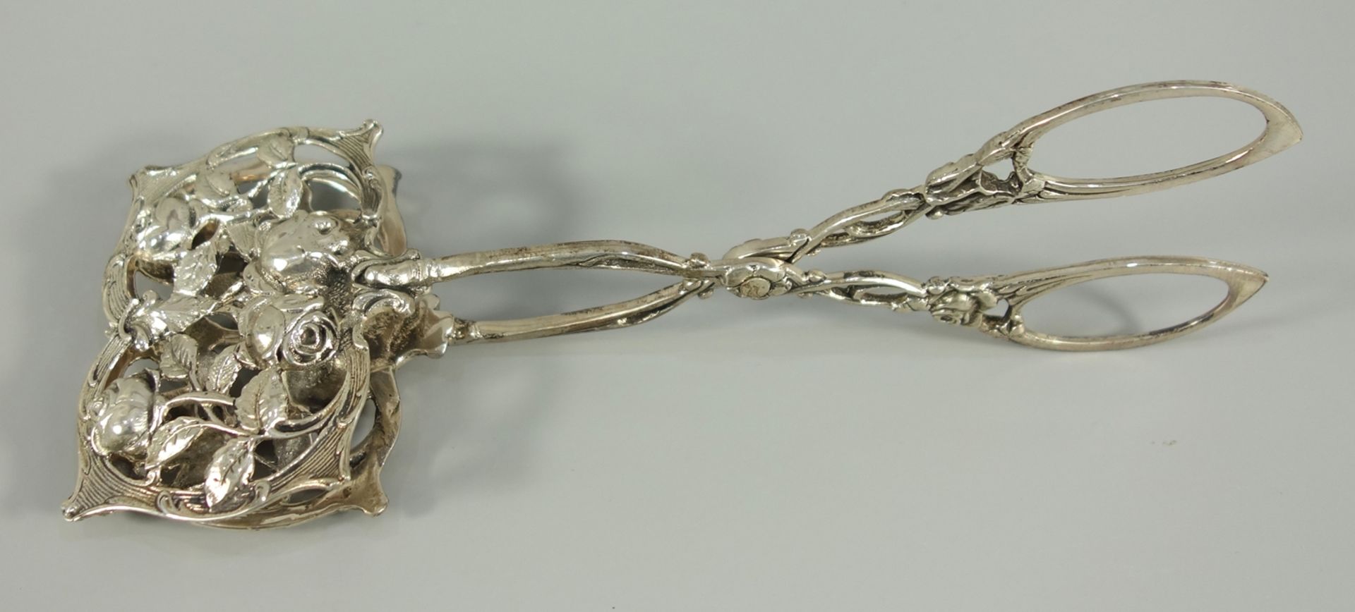 Gebäckzange mit Rosendekor, 800er Silber, L.16,5cm, Gew.69gPastry tongs with rose decoration, 800