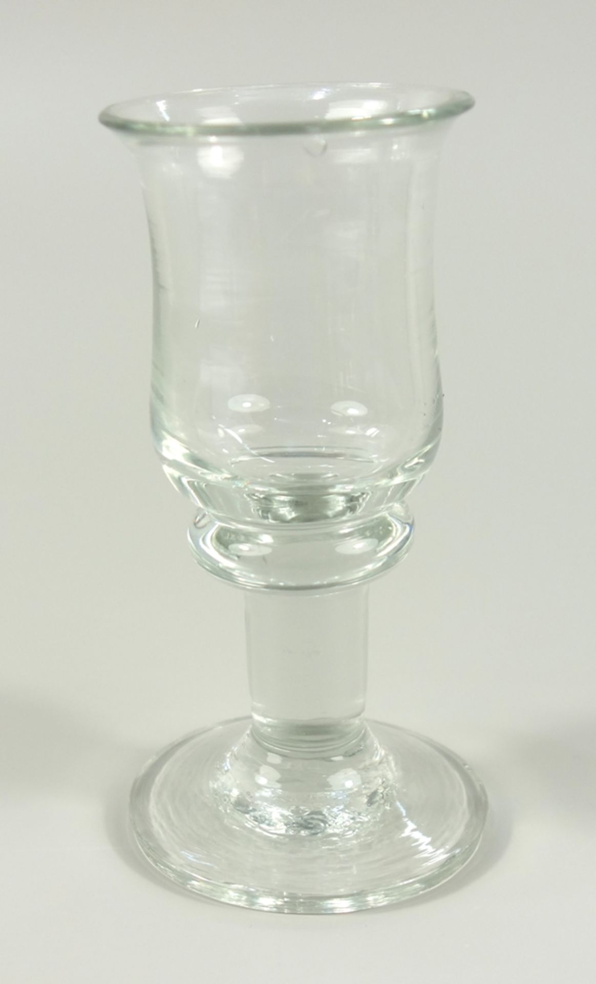 massives Abriss-Sherryglas, 19.Jh., H.11,5cm, zylindrischer Vollglasschaft, oberer Nodusring,