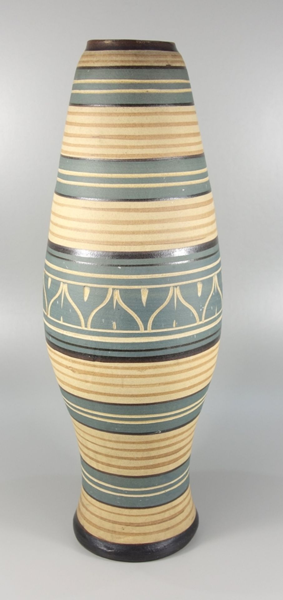 Bodenvase, Studio- Keramik, 1960er Jahre, mittig gebauchter Korpus mit geometrischem Ritzdekor,