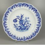 Wandteller mit Blumenmalerei in Blau, Meissen, 2.Hälfte 20.Jh., I.Wahl, D.25cm, leicht gemuldet,