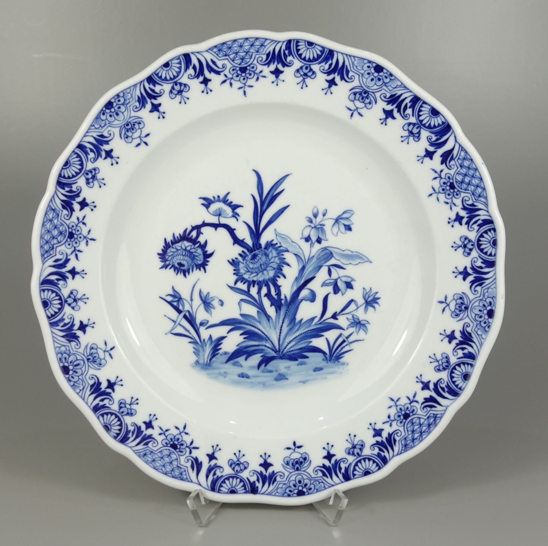 Wandteller mit Blumenmalerei in Blau, Meissen, 2.Hälfte 20.Jh., I.Wahl, D.25cm, leicht gemuldet,