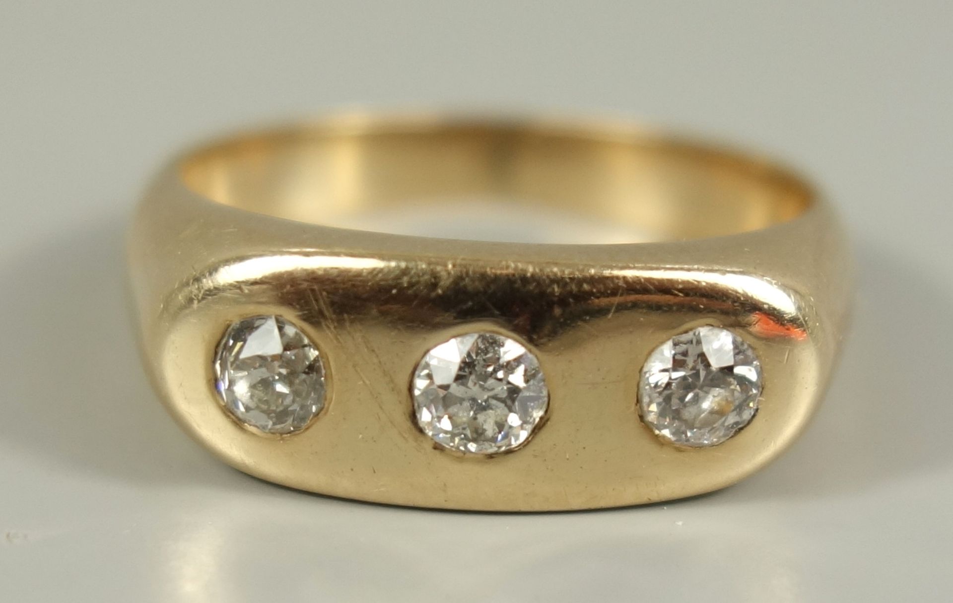 Ring mit 3 Diamant--Brillanten, 585er Gelbgold, Gew. 6,71g, total ca.0,45ct, massive Ringschiene, - Bild 2 aus 2