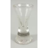 Schnapsglas, sogenannter Kutscherknochen, 19.Jh., H.9,7cm, gegossen, Vollglasstand, Stand mit