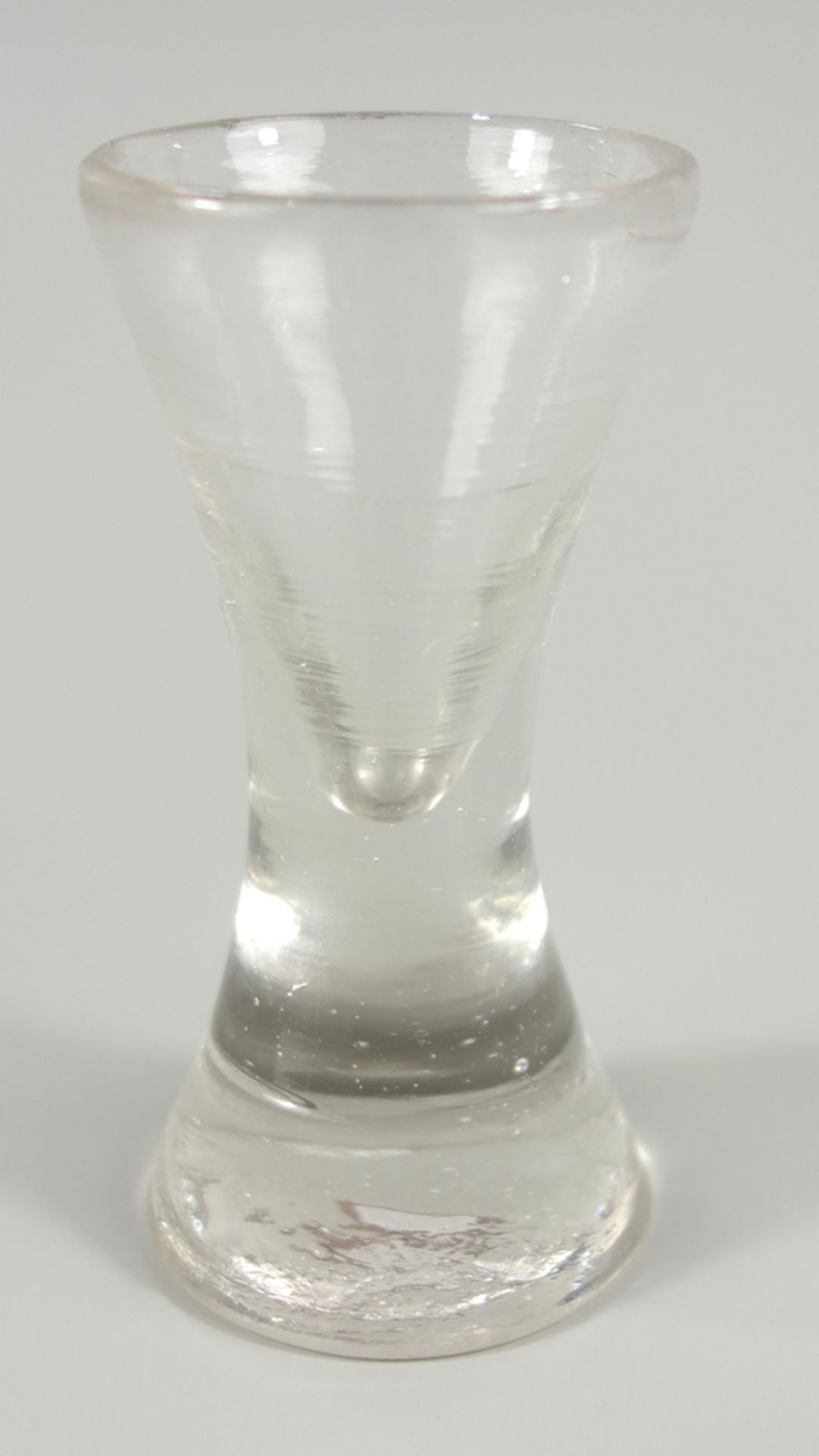 Schnapsglas, sogenannter Kutscherknochen, 19.Jh., H.9,7cm, gegossen, Vollglasstand, Stand mit
