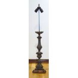 Stehlampe im Stil eines barocken Altarleuchters, bronziertes Weißmetall auf Holzplinthe,