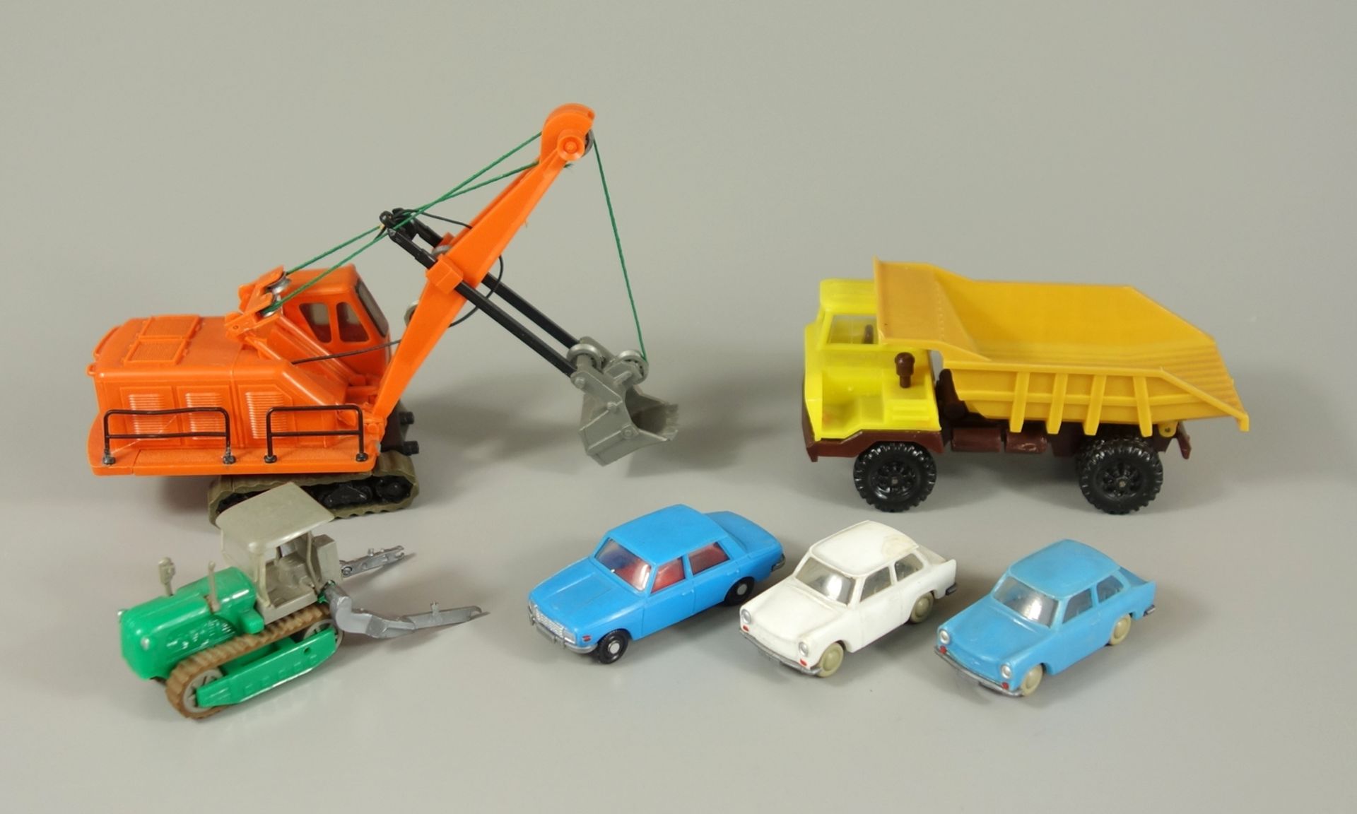 6 Fahrzeuge, Maßstab 1:87, DDR, wohl Espewe: Kipper, Schaufelradbagger, Raupe, Wartburg und 2*