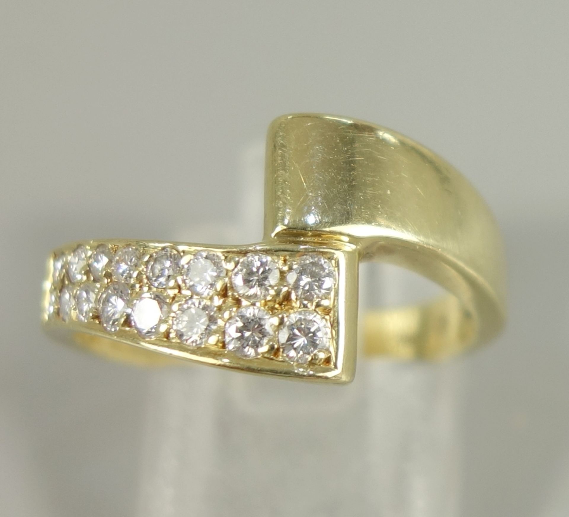 Ring mit 16 Brillanten, 585er Gold, Gew.4,99g, zweireihig in überspringender Ringschiene angeordnet,