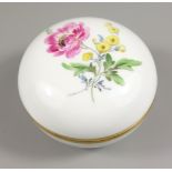 runde Deckeldose, Blumenmalerei, Meissen, D.6,9cm, H.4,7cm, Knaufzeit, 1815-1924, unterglasurblaue