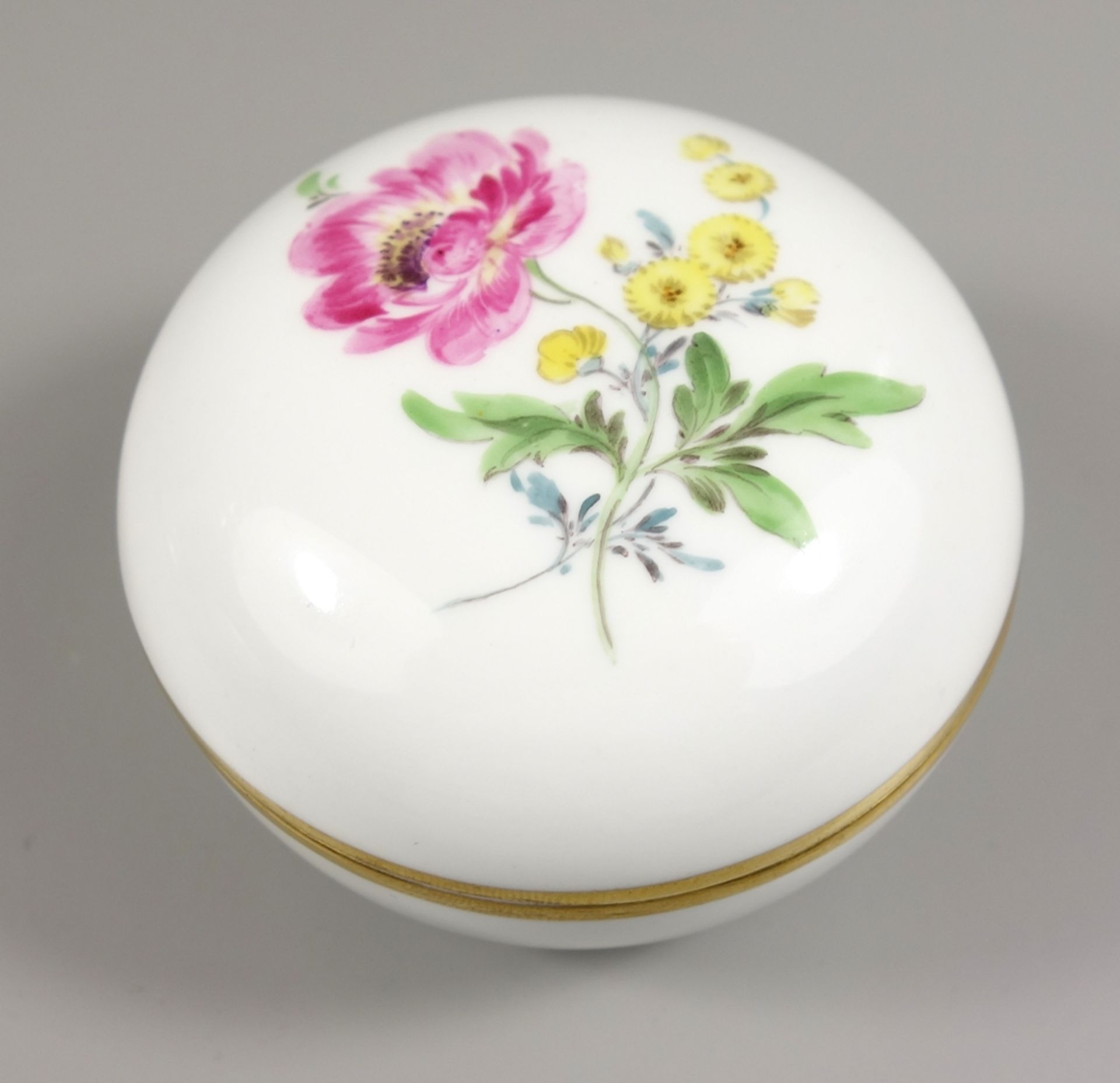 runde Deckeldose, Blumenmalerei, Meissen, D.6,9cm, H.4,7cm, Knaufzeit, 1815-1924, unterglasurblaue