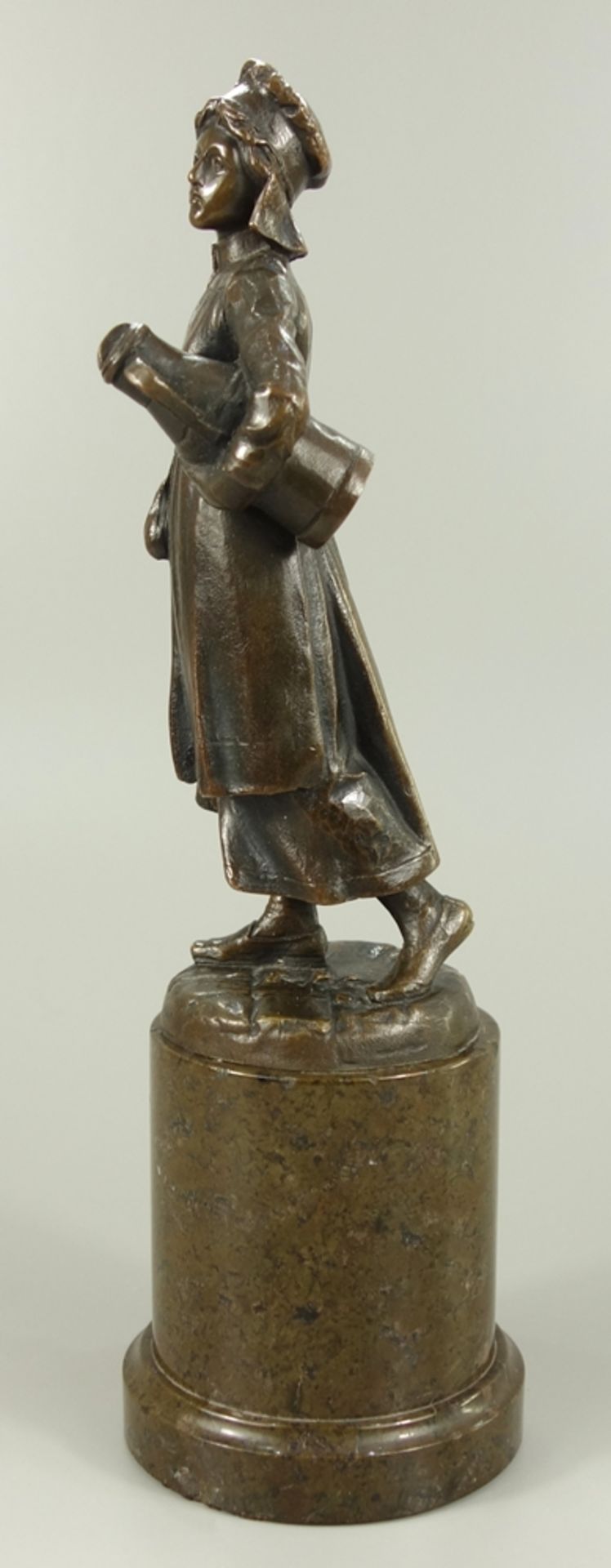 Frau mit Milchkanne, Constantin Höland (tätig 1890-1920), um 1900, Bronze, dunkel patiniert, junge - Bild 2 aus 4