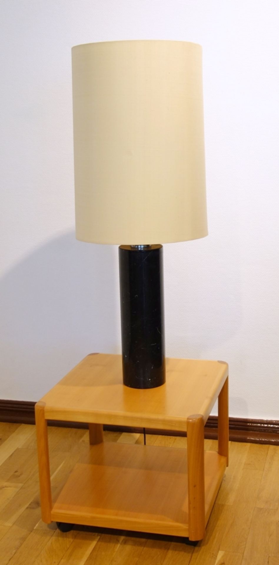 Lampe mit Marmorfuß, 1960er/1970er Jahre, massiver Marmorzylinder mit verchromter Montierung,