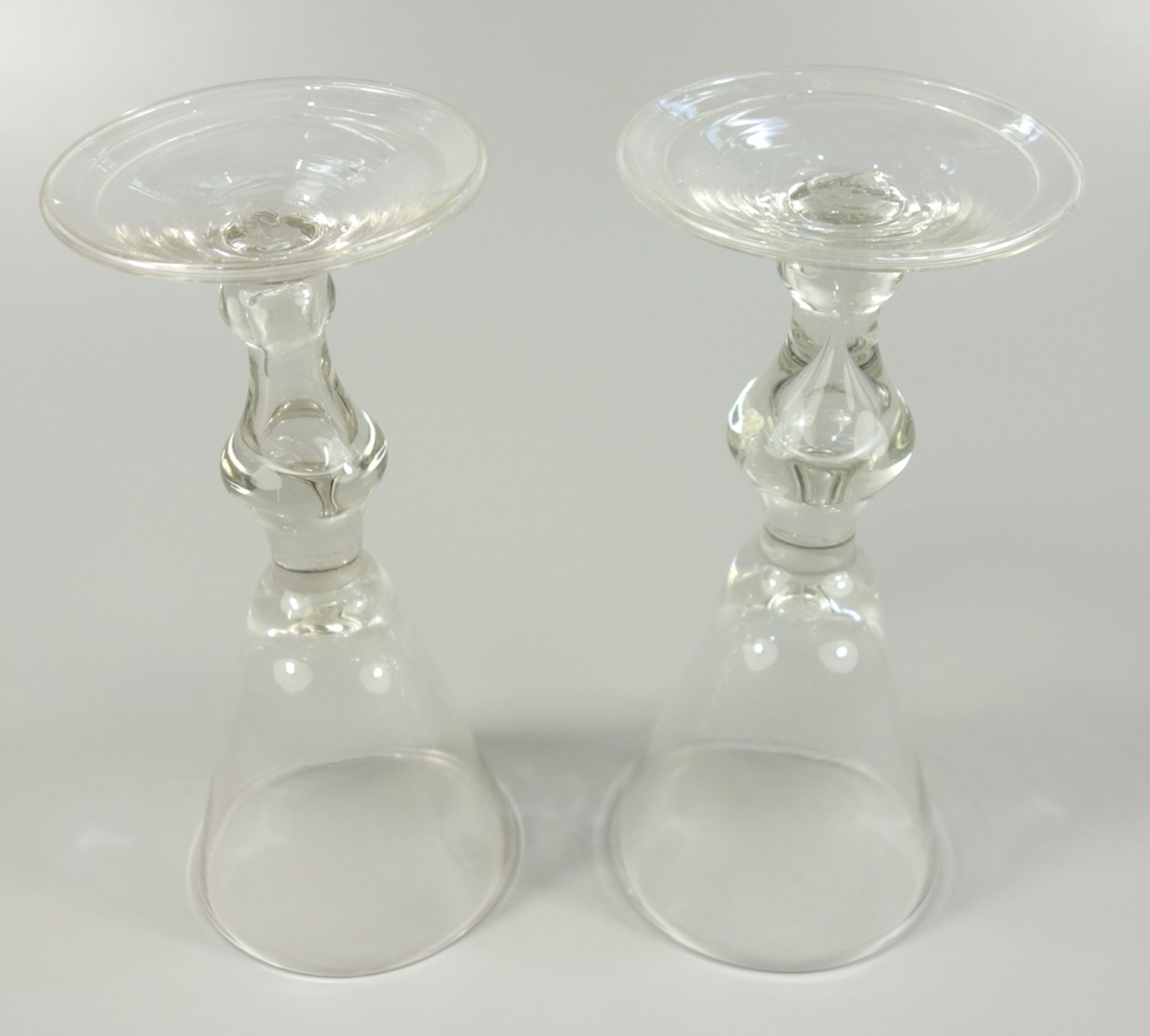 Paar Kelchgläser mit eingestochener Luftblase, Biedermeier, H.19cm, gewölbter Stand mit Abriss, - Bild 2 aus 2