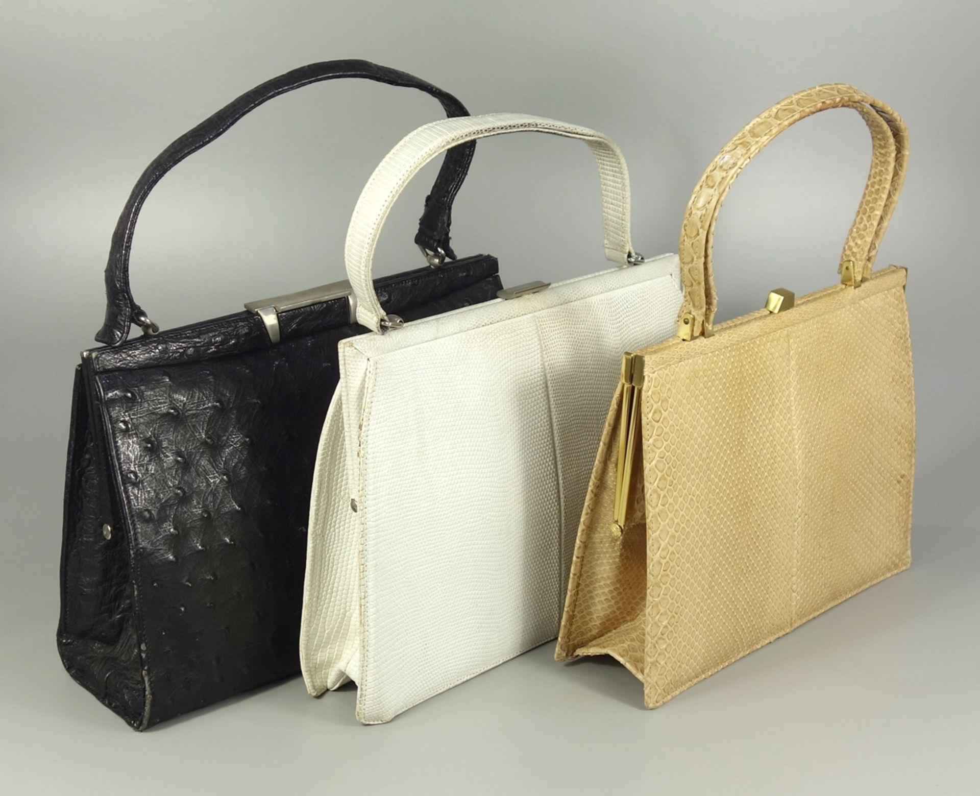 3 Handtaschen, Reptilleder, 1930/ 1950er Jahre, Schlangenleder, hell und beige; Straußenleder,