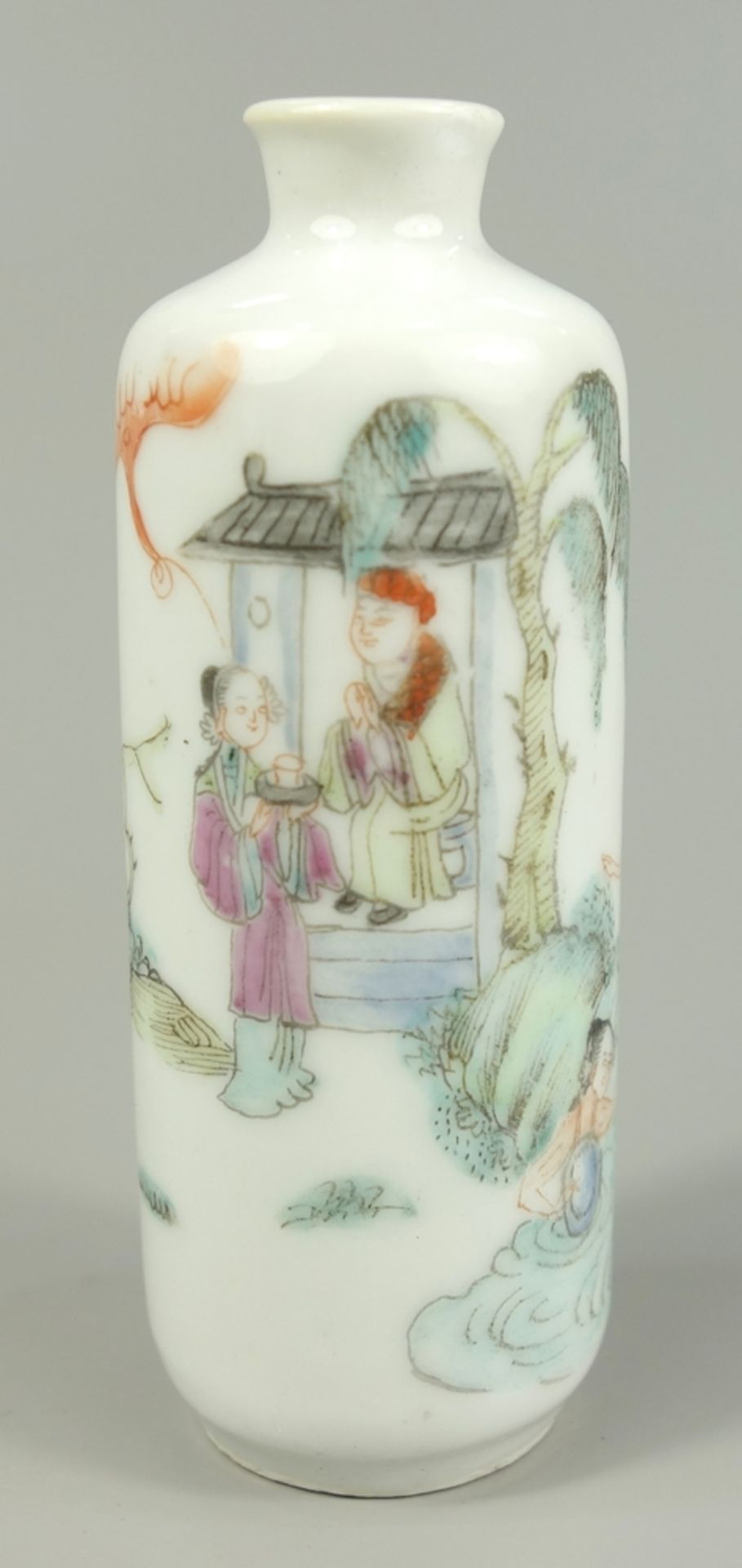 Snuffbottle mit Personenstaffage, China, Qing-Dynastie, zylindrischer Porzellankorpus mit