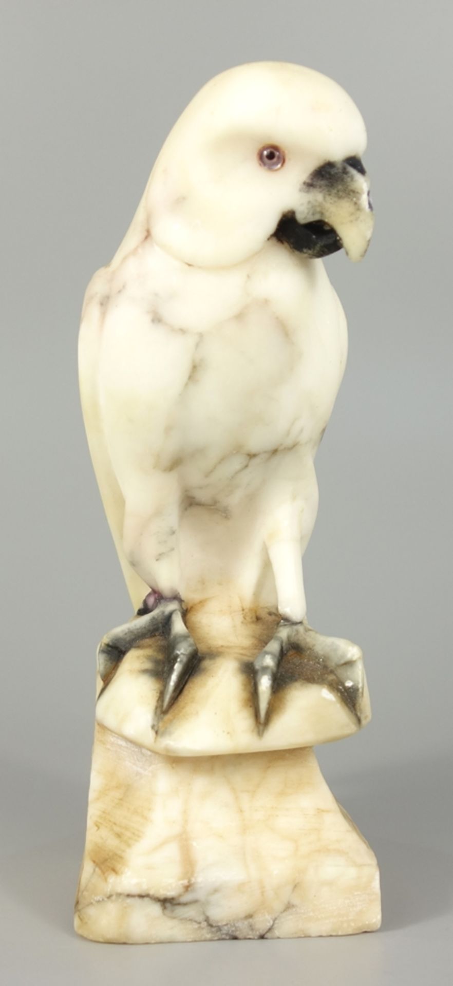 Falke, Alabaster, 1.Hälfte 20.Jh., auf einem Podest sitzend, mit Glasaugen, H.14,8cm, Reste von - Bild 2 aus 3