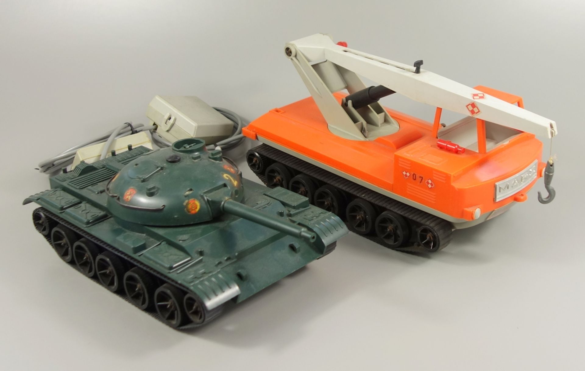 kabelgesteuerter Panzer "T62" und Kettenfahrzeug "Mars", DDR, bespielt, unvollständig;