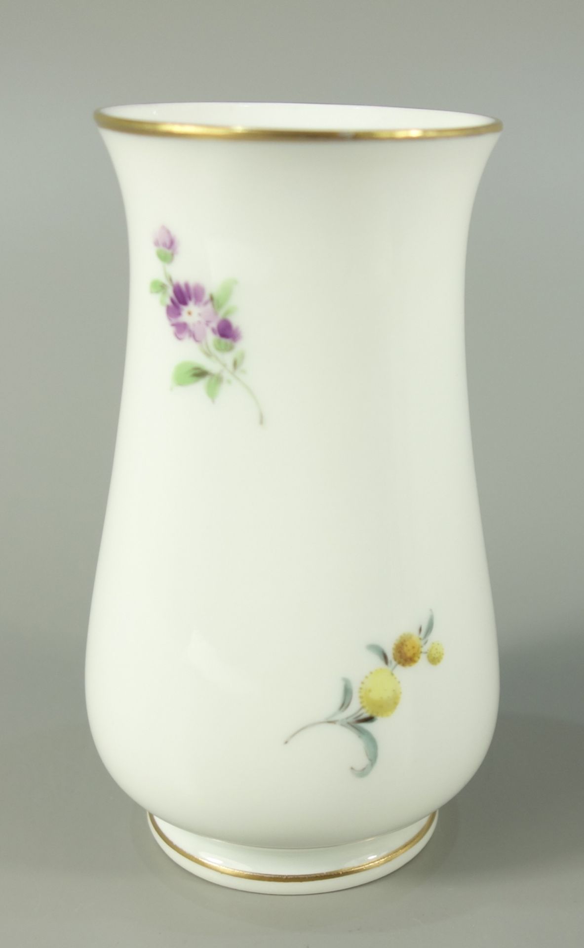 Vase mit Blumenbukett, Meissen, 1.Wahl, H.10,5cm, rückseitig Streublumen, Goldränder - Bild 2 aus 3