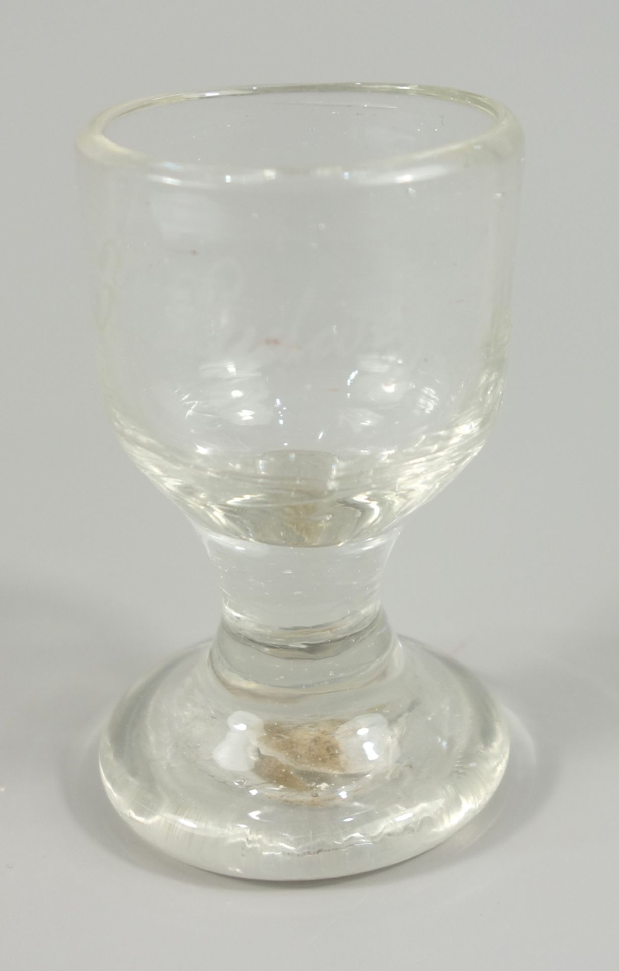 Personalisiertes Abriss-Schnapsglas, Ende 19.Jh., H.8,1cm, dickwandig, kurzer Schaft, Kuppa mit