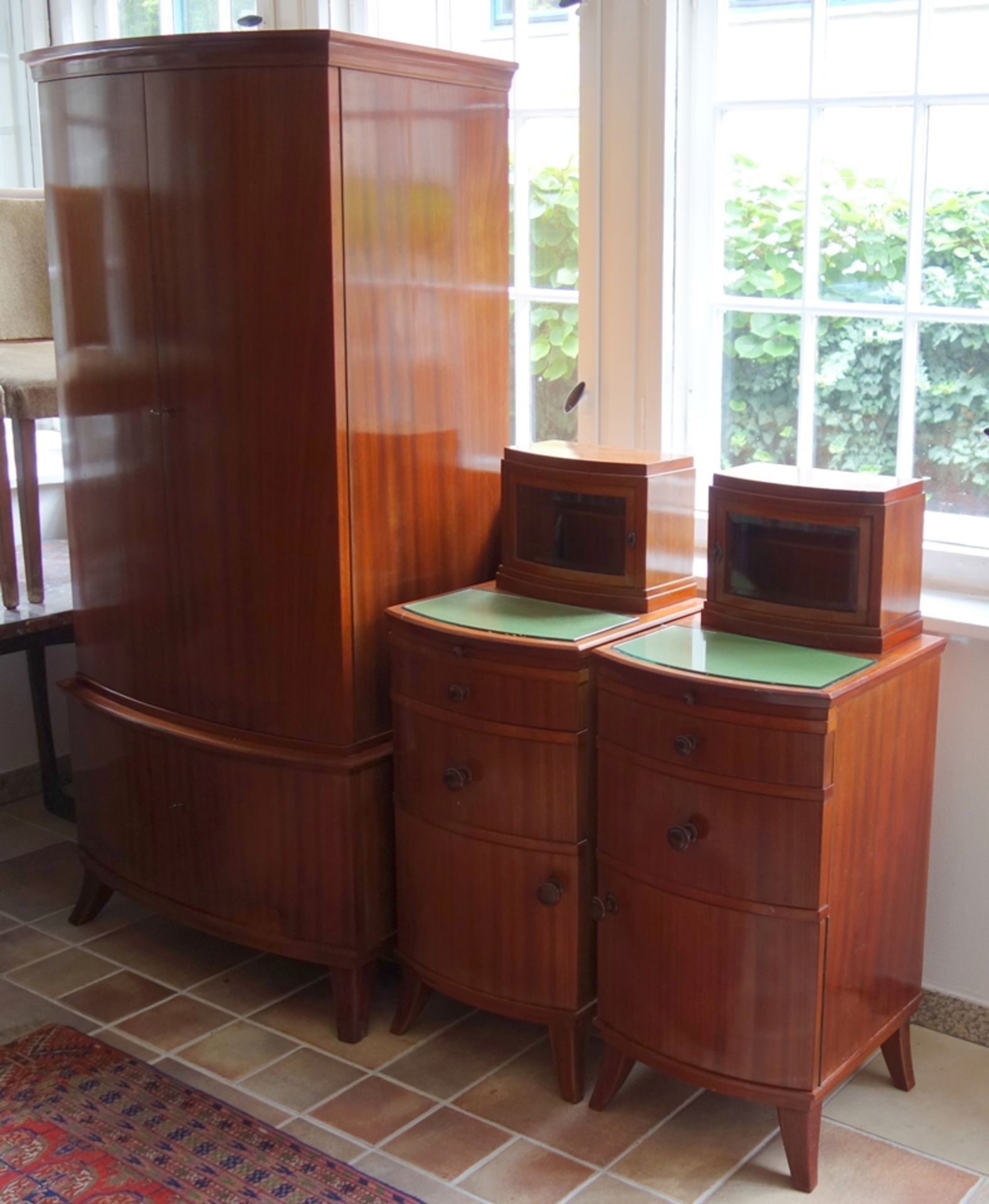 Schlafzimmer, 5-tlg., Art déco, 1930er Jahre, Mahagnifurnier; Kleiderschrank mit 3 gewölbten - Bild 2 aus 8