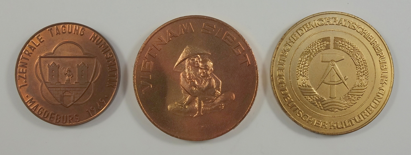 3 Medaillen, DDR: "Vietnam siegt" Deutscher Kulturbund 1970; "1.Zentrale Tagung Numismatik"