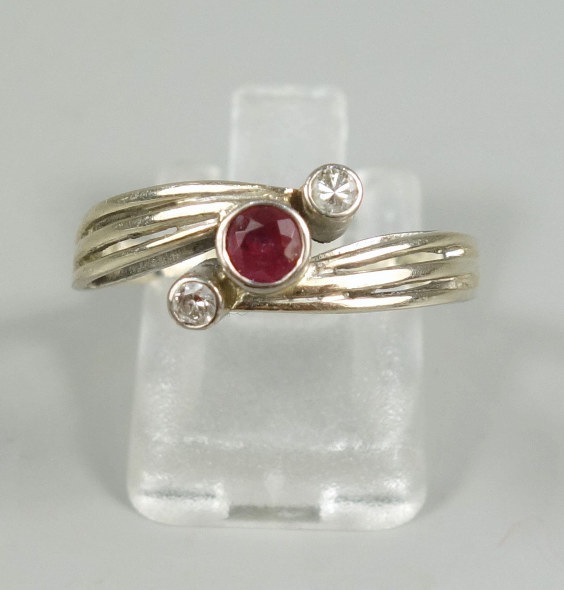 Ring mit 2 Brillanten und Rubin, 585er Gold, Gew.3,05g, übergreifende Ringschiene mit 2