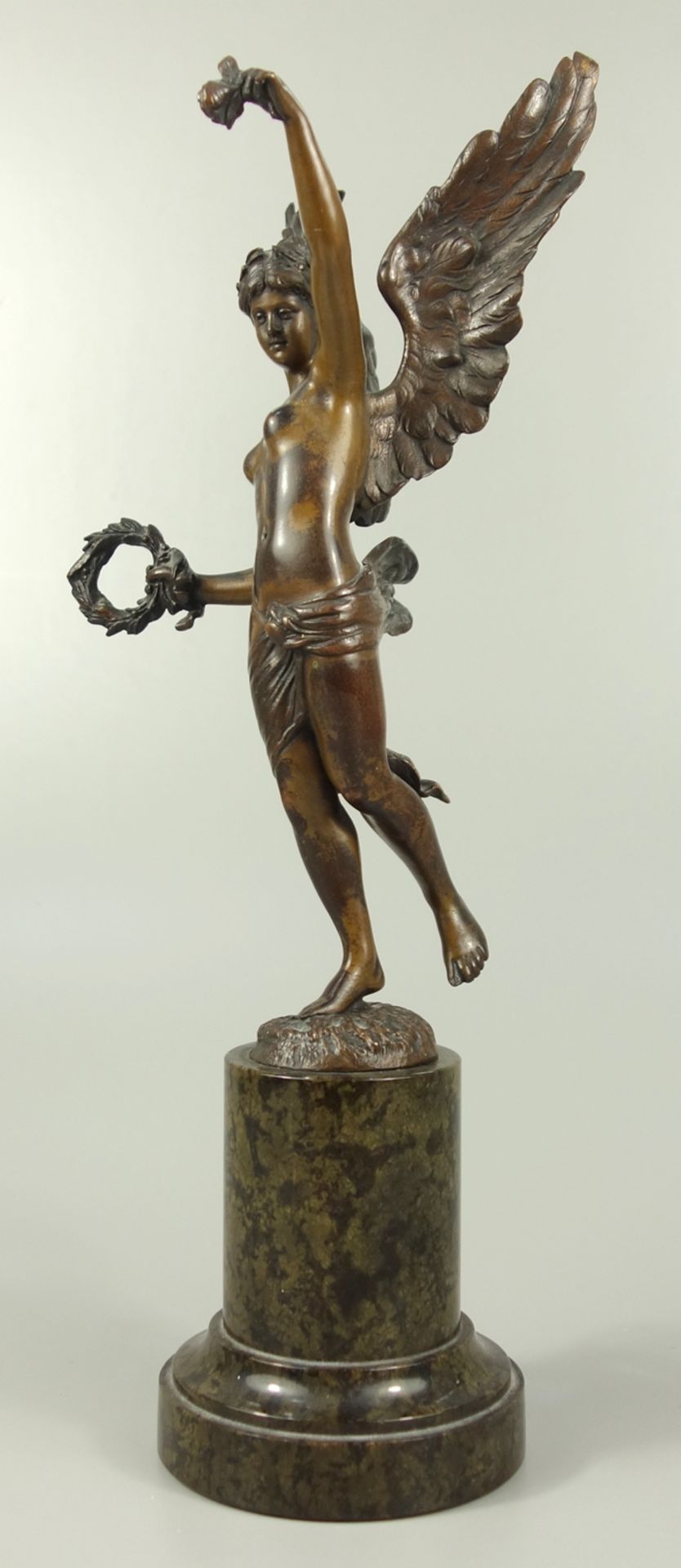 Hermann Eichberg (Bildhauer, tätig um 1900, Berlin), Siegesgöttin Viktoria, Gesamt-H.31cm, Bronze, - Bild 3 aus 6
