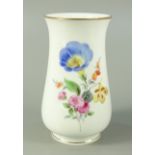 Vase mit Blumenbukett, Meissen, 1.Wahl, H.10,5cm, rückseitig Streublumen, Goldränder