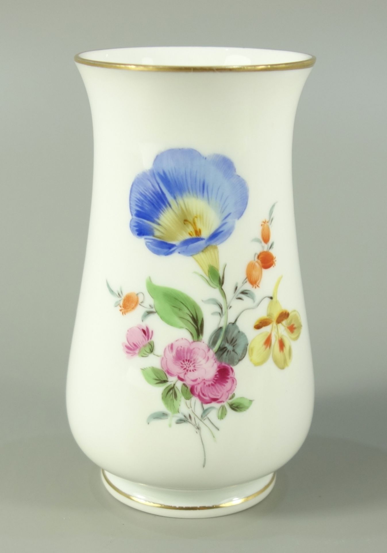 Vase mit Blumenbukett, Meissen, 1.Wahl, H.10,5cm, rückseitig Streublumen, Goldränder