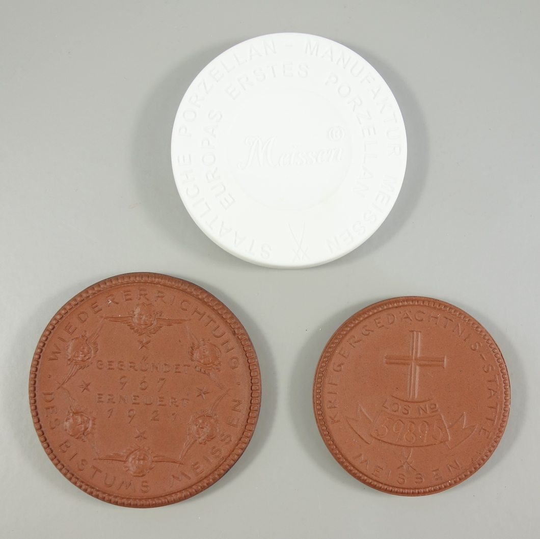 3 Medaillen, Meissen: Kriegergedächtnisstätte, Porzellanlotterielos 59895 im Originaletui; - Image 2 of 2