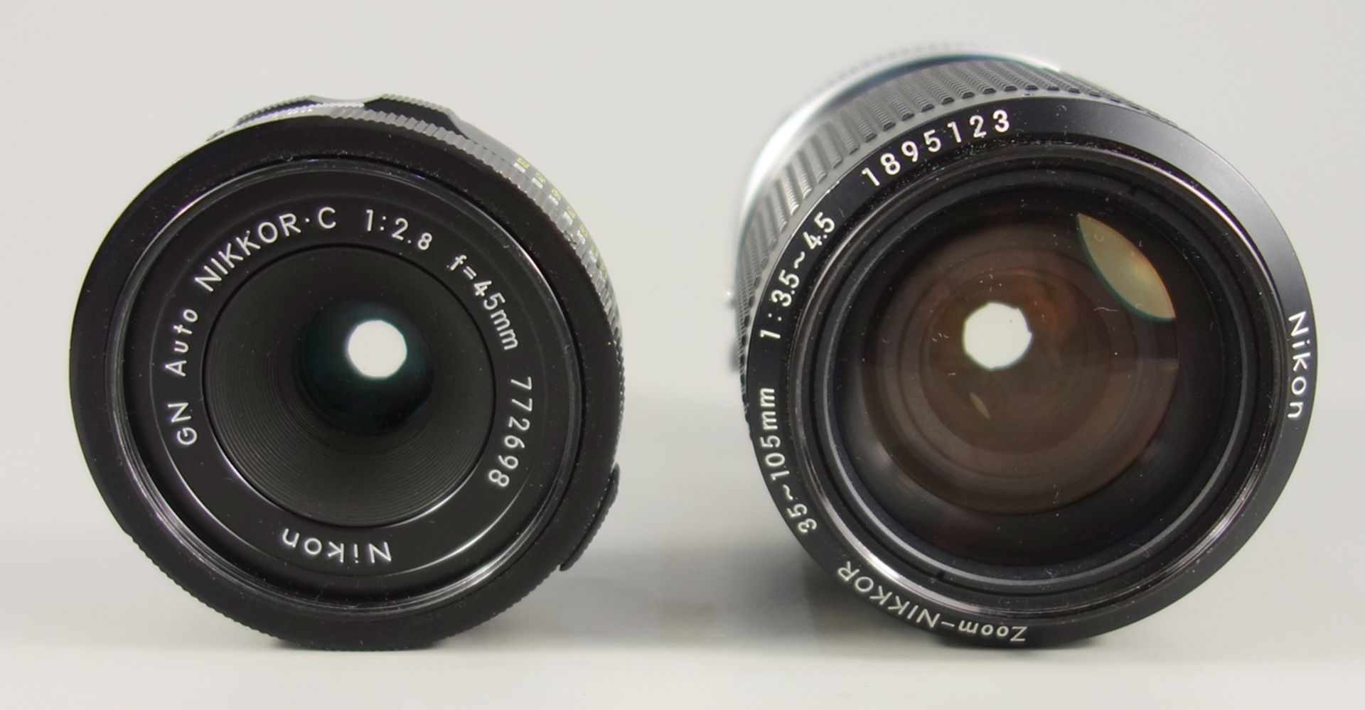 2 Nikon-Objektive: GN Auto NIKKOR C 1:2,8/45mm, Serien-Nr. 772698 und Zoom-NIKKOR 1:3,5-4,5/35-