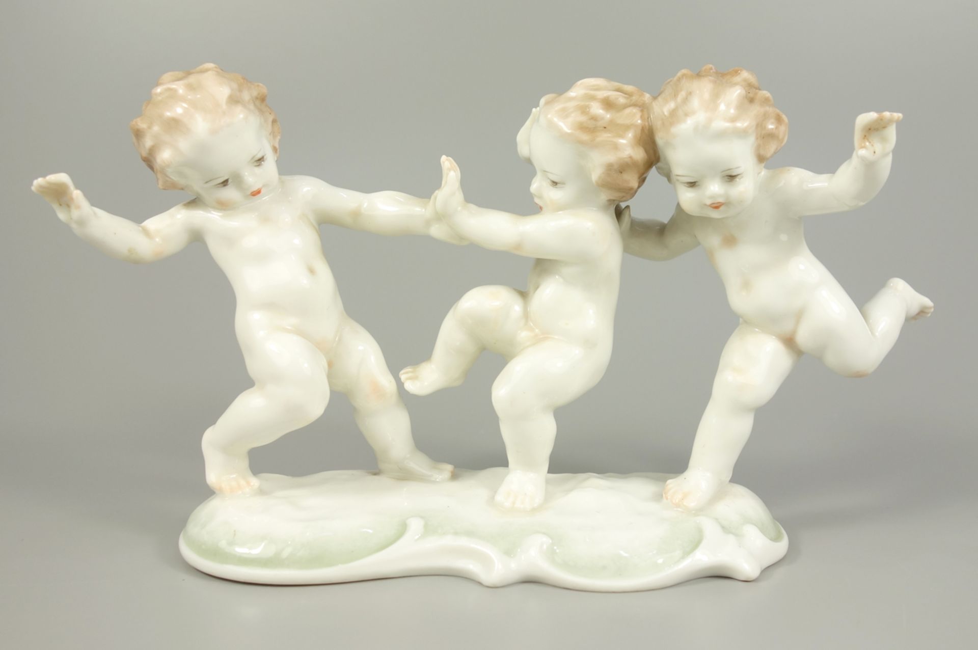 Putti-Figurengruppe, Entwurf Karl Tutter, Hutschenreuther, um 1920/30, H.11,5cm, pastellfarben