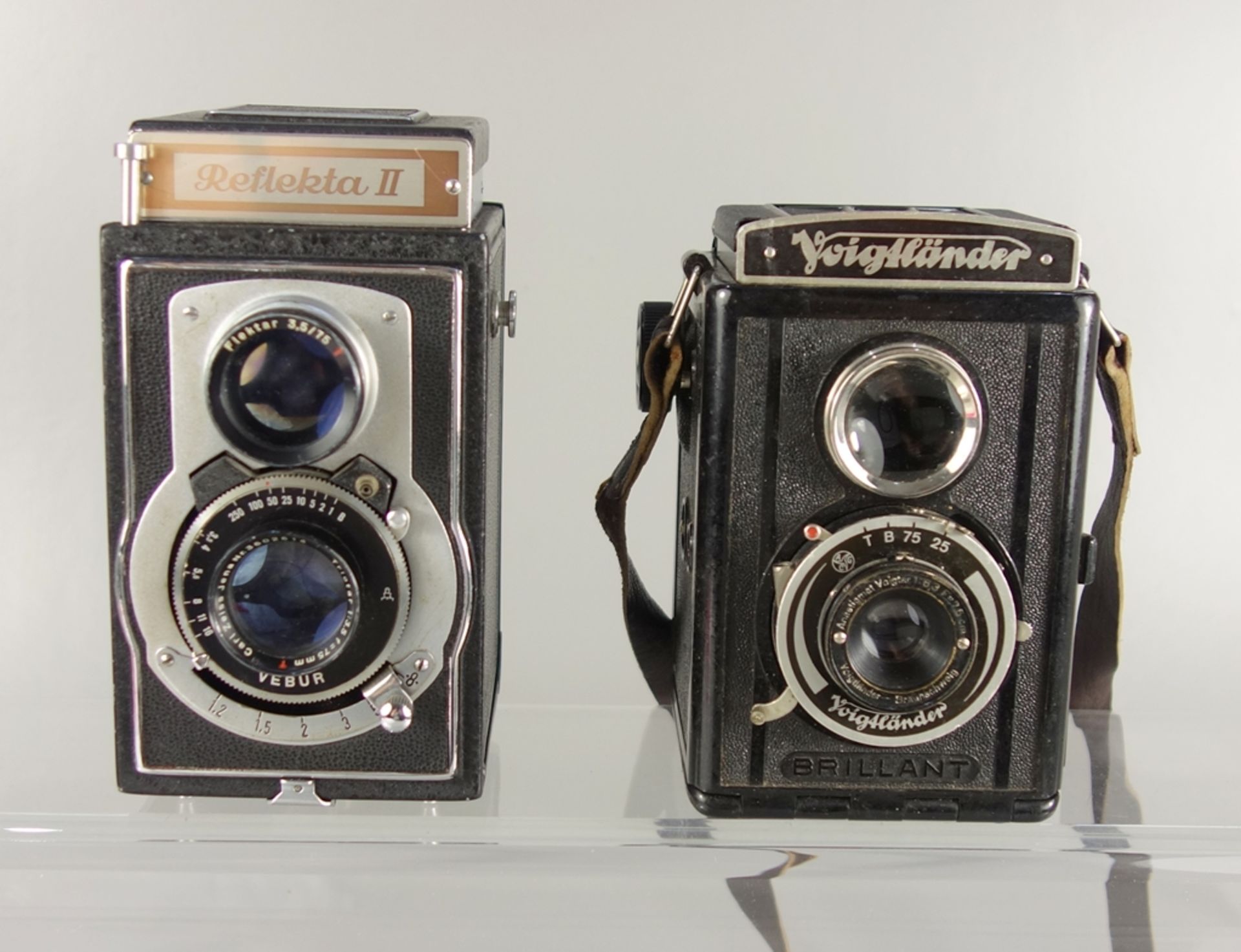 2 Rollfilmkameras: 1* Welta Reflekta II, TLR, 1950er Jahre, 1* Voigtländer Brillant, 1930er Jahre,