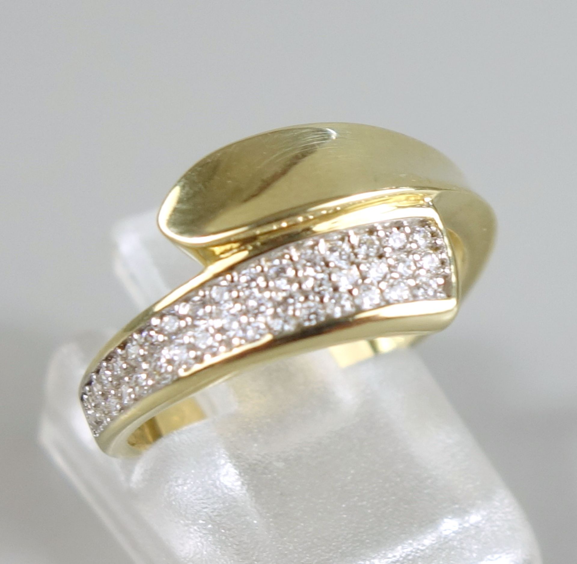 Ring mit kleinen Steinen, 333er Gold, Gew.2,17g, übergreifende Ringschiene, einseitiger Steinbesatz,