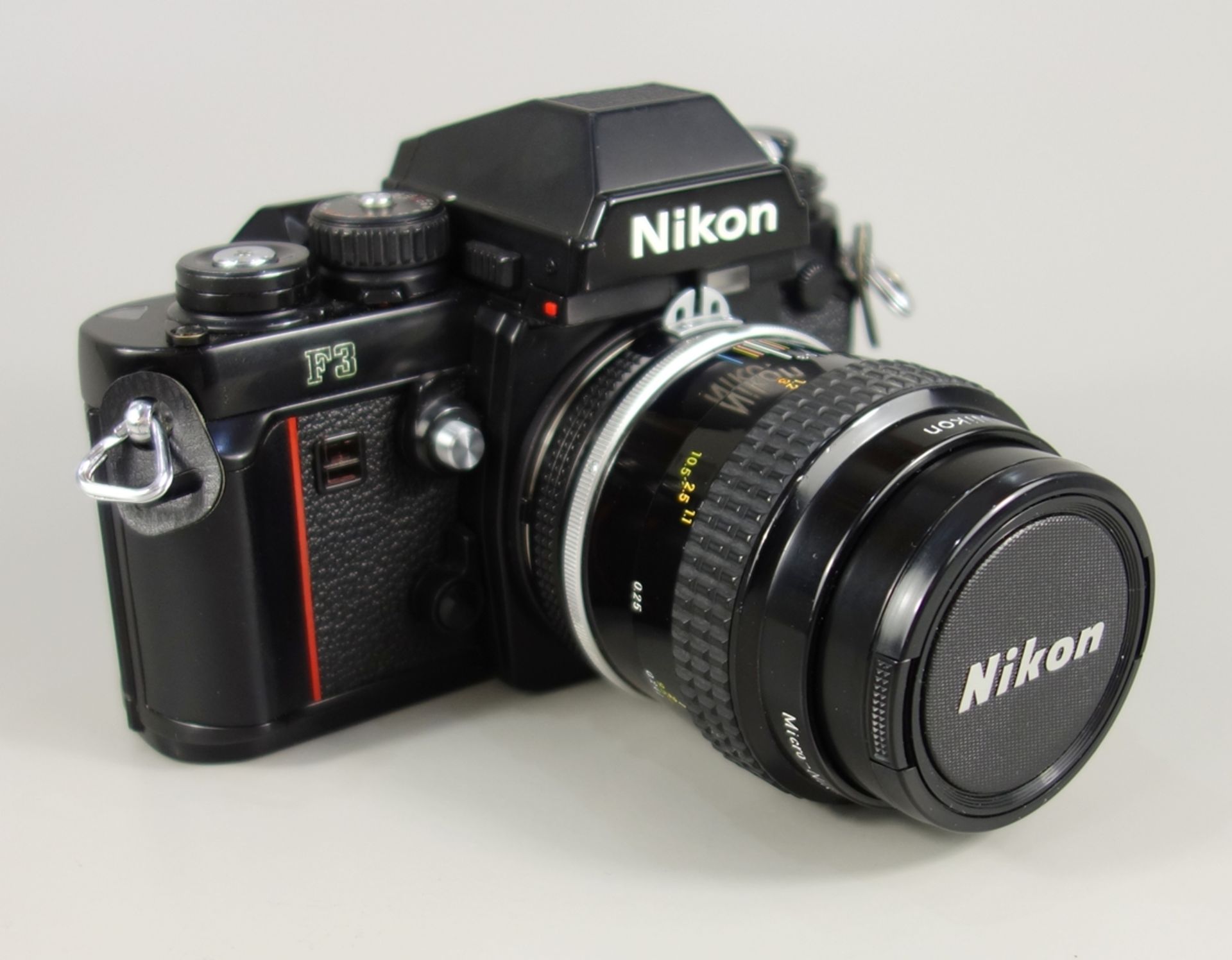 Nikon F3, Spiegelreflexkamera, schwarz, 1980er Jahre, Serien-Nr. 1212899, mit Objektiv Nikon Micro-