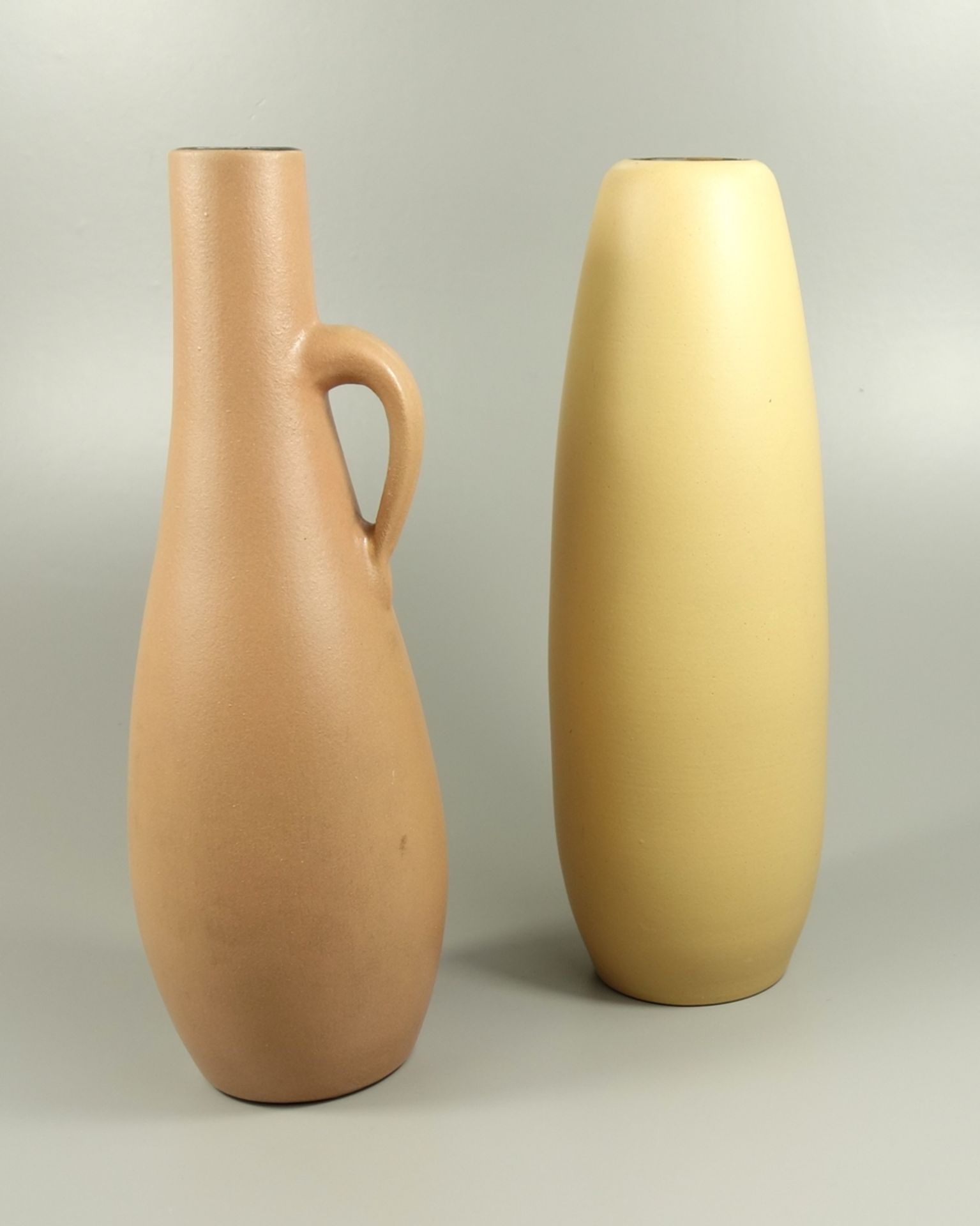 2 Vasen, Römhild Keramik, 1970er Jahre, H.29,8cm und 30,4cm, 1* mit leichten Gebrauchsspuren2 vases,