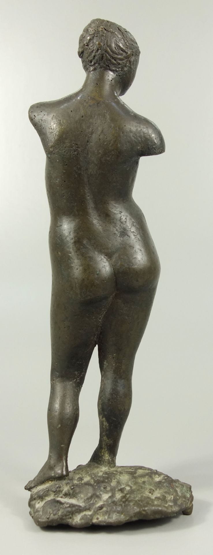 Hans Dieter Läpple (1938-2019, Heilbronn) "Frauentorso", Bronze, H.27,5cm, Boden mit Ritzsignum " - Bild 3 aus 5