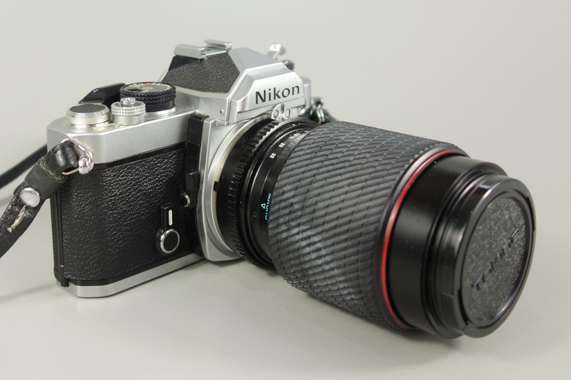 Nikon FM, Spiegelreflexkamera, späte 1970er Jahre, Serien-Nr. 2127907, Rückwand gelockert, sonst