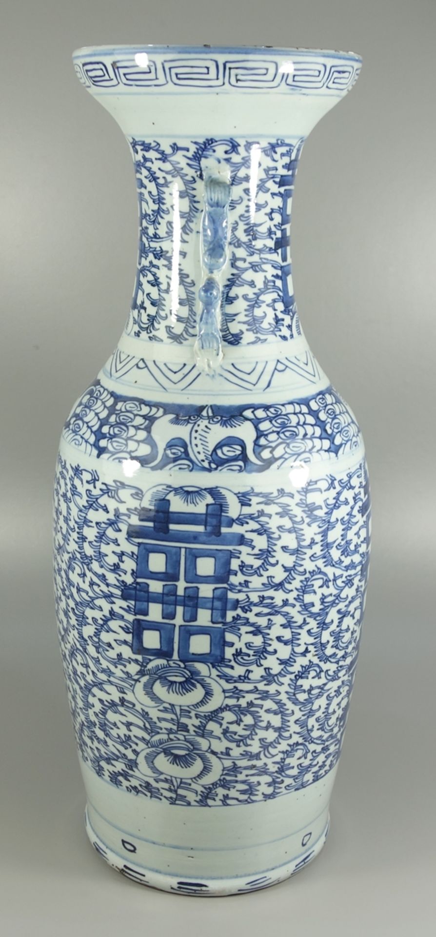 Bodenvase "Doppelglück", China, Qing-Dynasty, Bemalung in Blau und Weiß, leicht ovoider Korpus, - Bild 2 aus 5