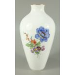 Vase, Deutsche Blume, Meissen, nach 1934, H.17cm, unterglasurblaue Schwertermarke mit 2