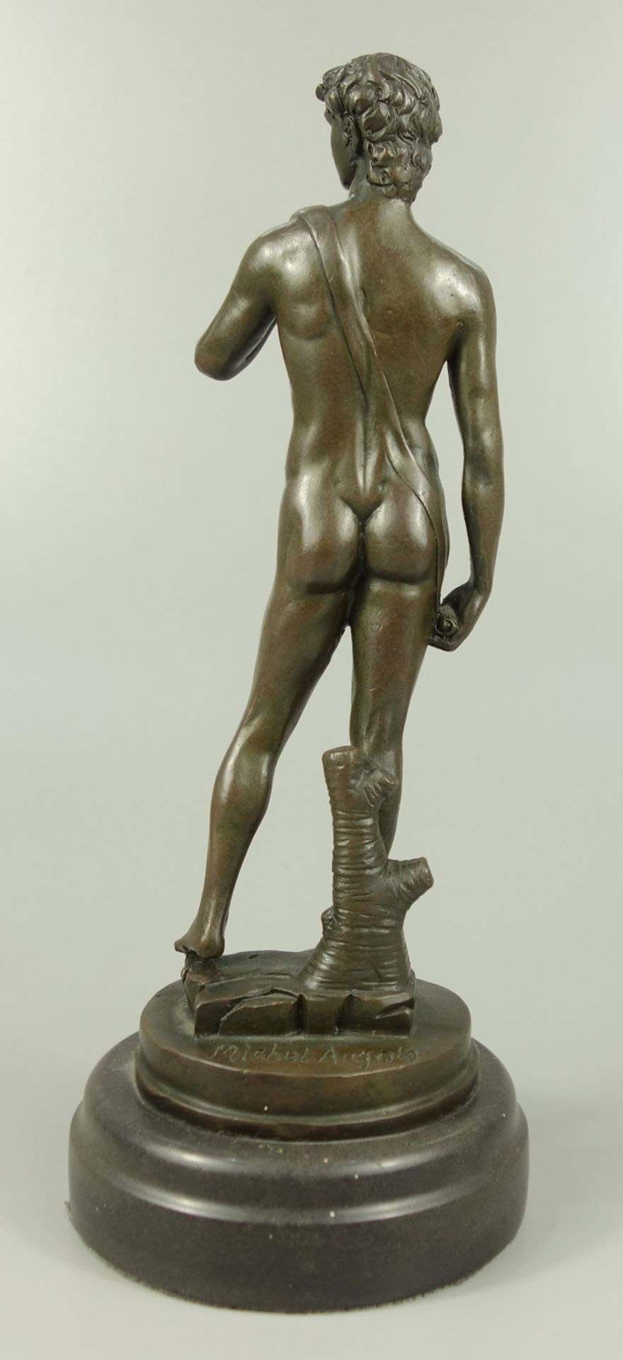 David nach Michelangelo, Bronze, 2.Hälfte 20.Jh., H.27cm, runder Sockel mit stehendem AktDavid after - Bild 2 aus 2