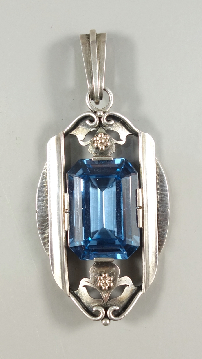 großer Anhänger mit blauem Stein, 800er Silber, um 1930, Gew. 24,25g, aquamarinblauer Stein im