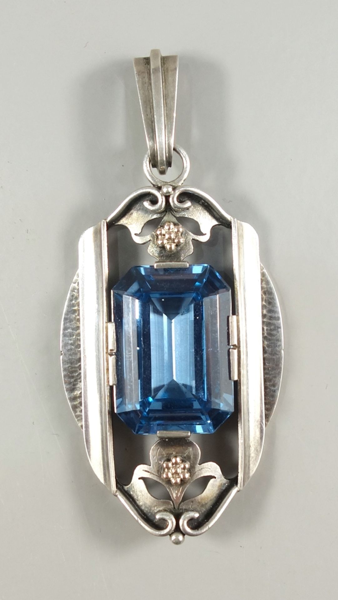 großer Anhänger mit blauem Stein, 800er Silber, um 1930, Gew. 24,25g, aquamarinblauer Stein im