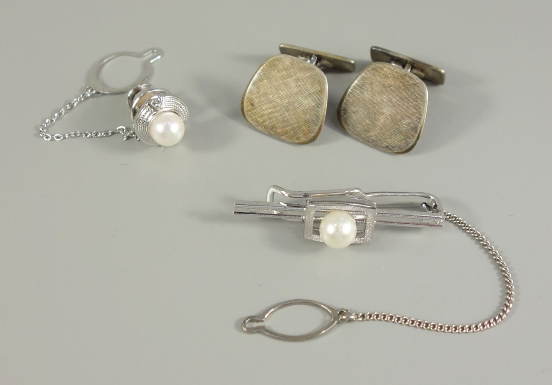 Konvolut Silberschmuck: Paar Manschettenknöpfe und Krawattenschmuck, Silber, Gew.ca.14,66g,