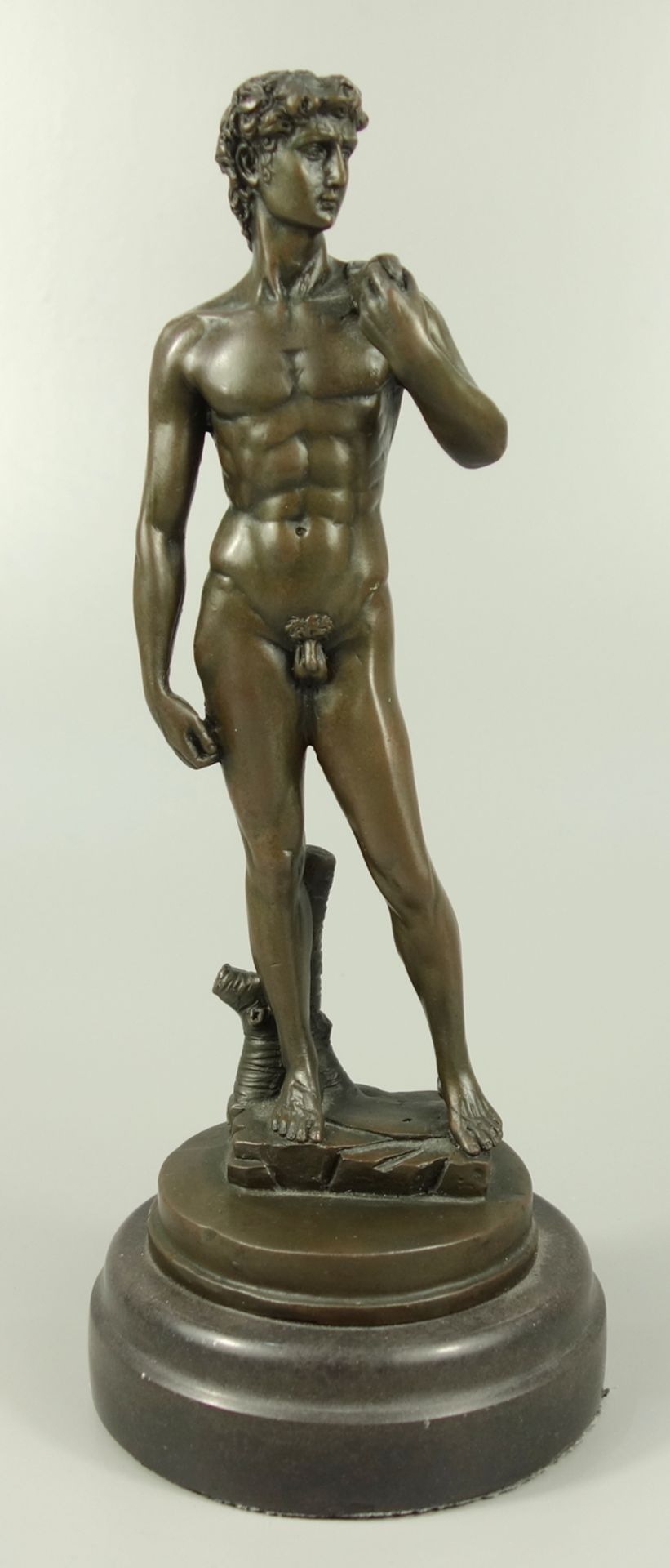 David nach Michelangelo, Bronze, 2.Hälfte 20.Jh., H.27cm, runder Sockel mit stehendem AktDavid after