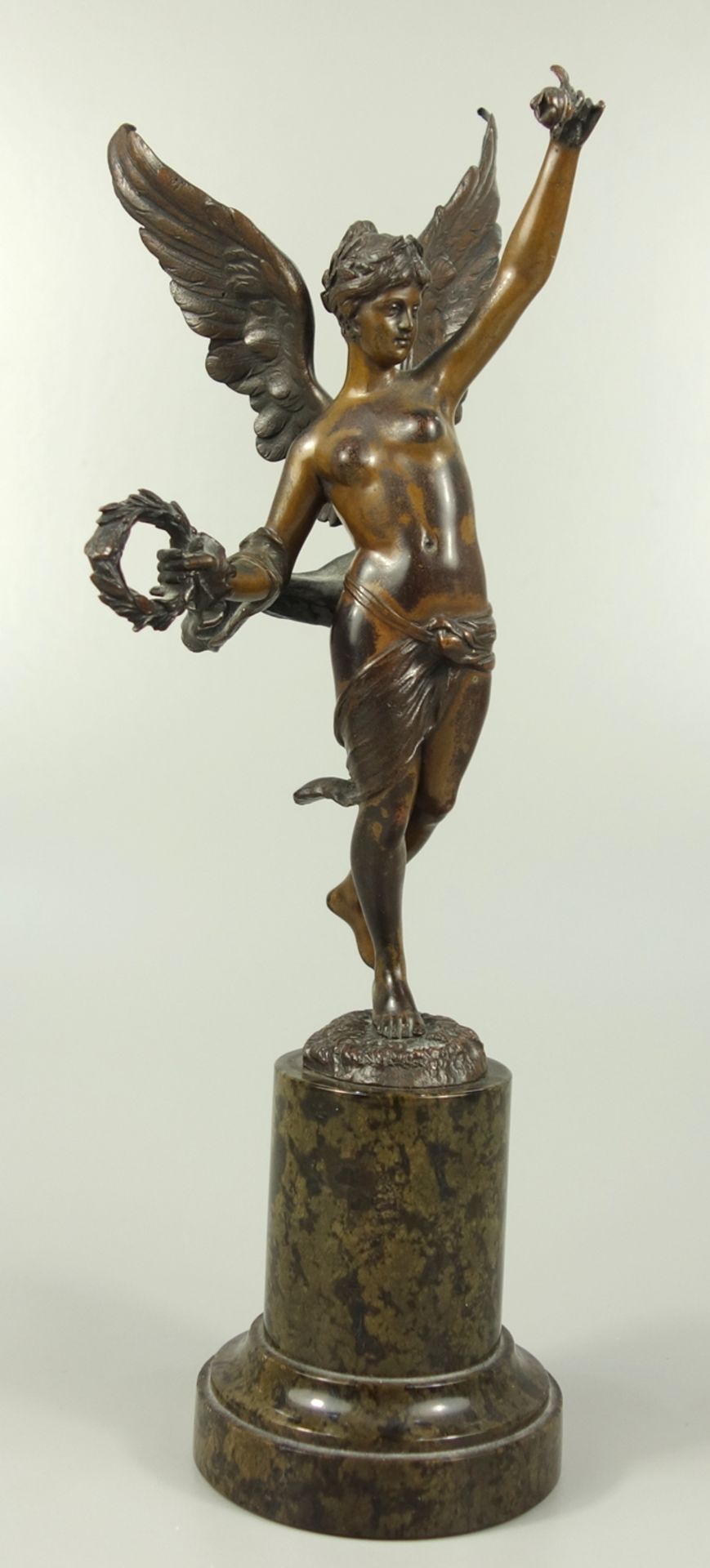 Hermann Eichberg (Bildhauer, tätig um 1900, Berlin), Siegesgöttin Viktoria, Gesamt-H.31cm, Bronze, - Bild 2 aus 6