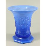 Vase, in Form gepresstes Blauglas, um 1880, H.11,4cm, achteckiger Stand, Reliefornamente, weite