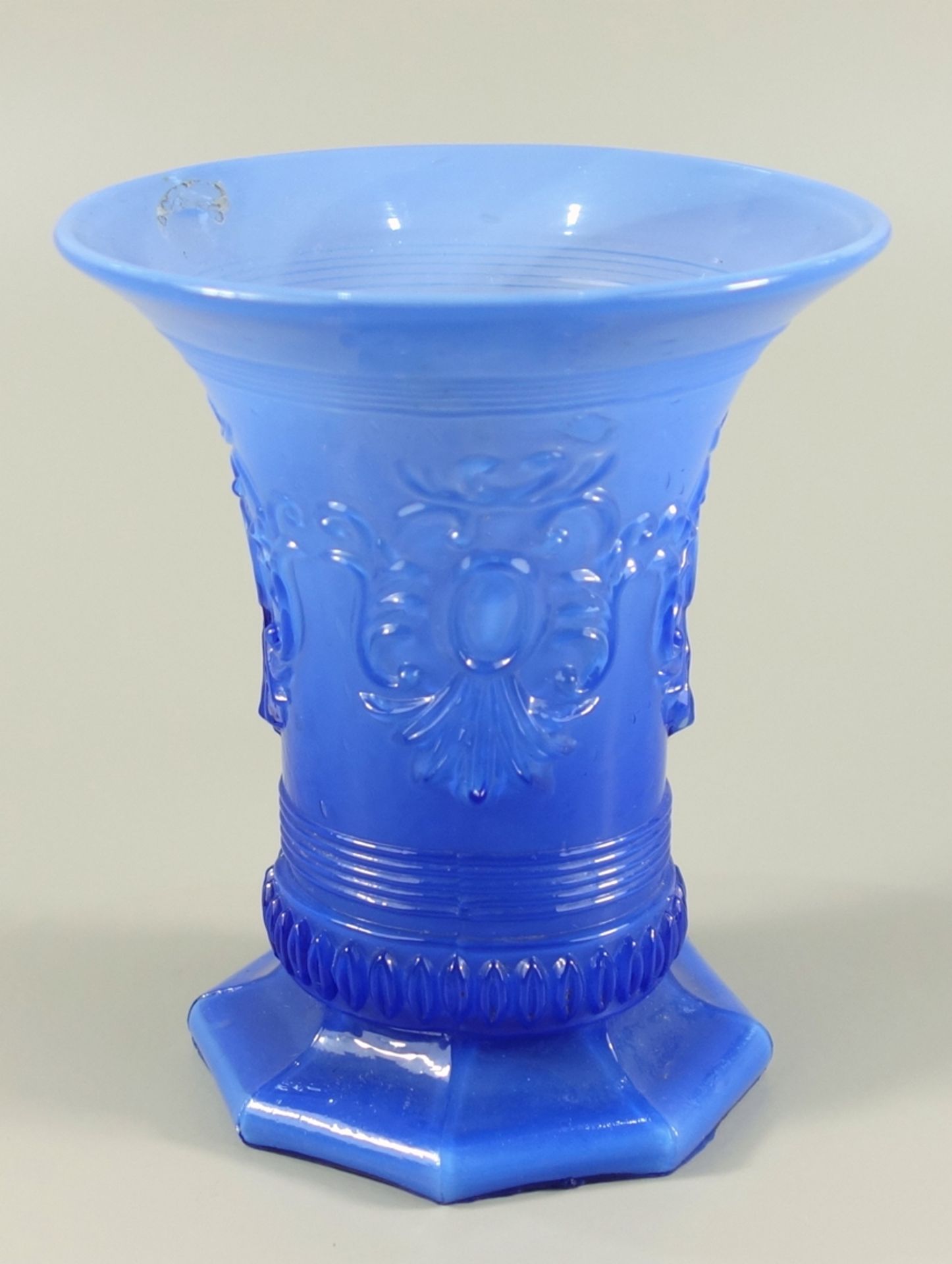 Vase, in Form gepresstes Blauglas, um 1880, H.11,4cm, achteckiger Stand, Reliefornamente, weite