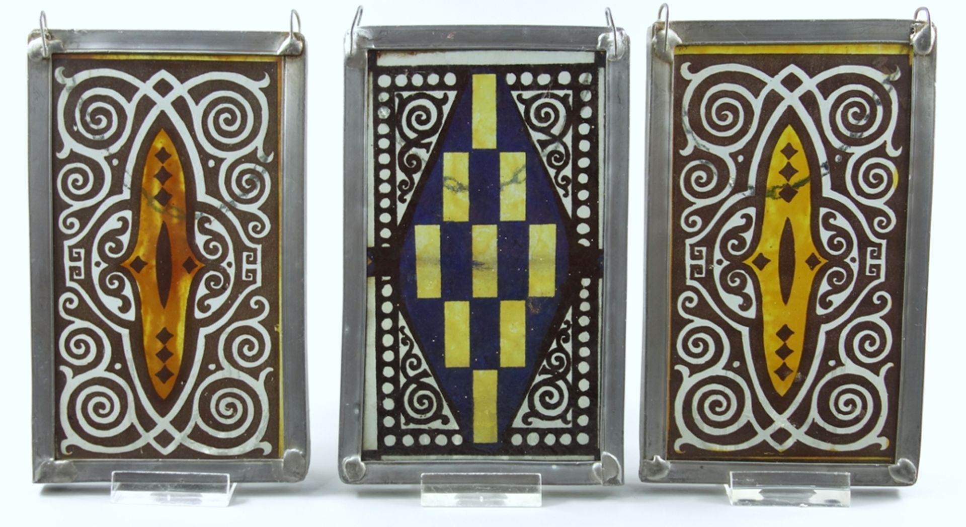 3 Bleiverglasungen mit Ornamenten, um 1900, H*B 15,5*9,7cm, ein Paar mit gelb-braunem Ornament, 1*