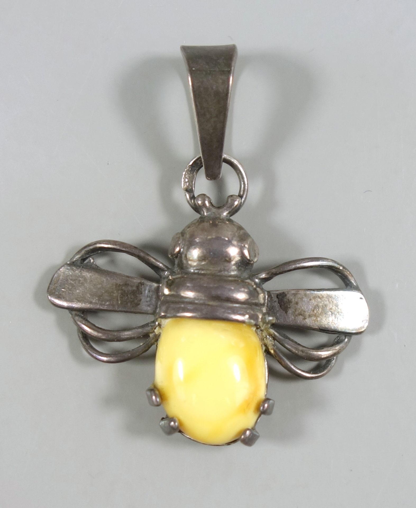 Anhänger "Biene" mit Bernstein-Cabachon, 925er Silber, 1930er Jahre, Gew. 23,97g, L.3,5cmBee pendant