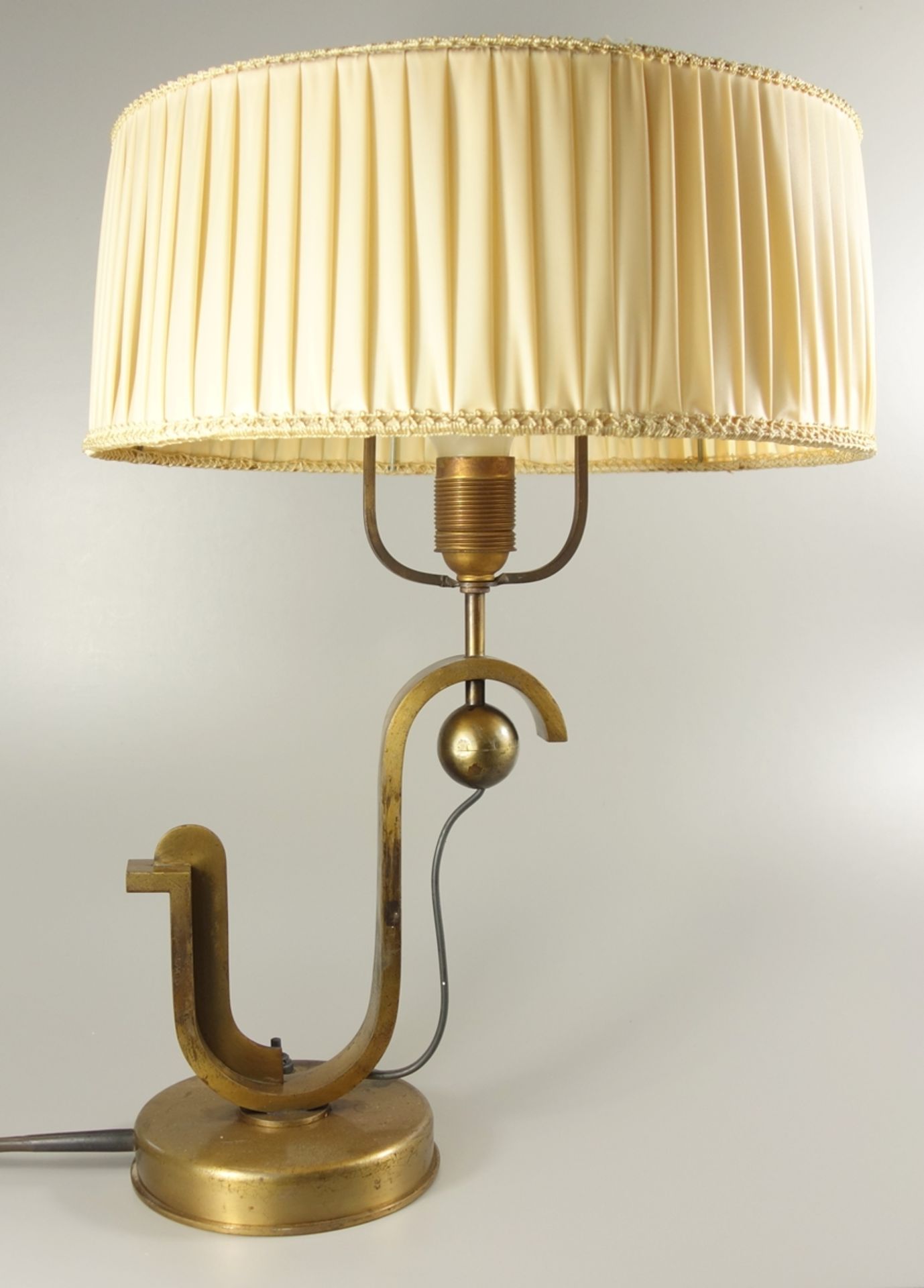 Tischlampe, Art déco, H.ca.51cm, Messingfuß in geometrischer Form, oberer Kugelknauf, Original-